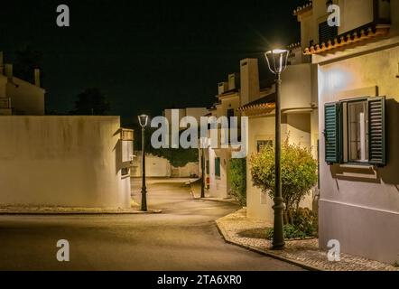 Scène de rue nocturne urbaine à Sines dans la région de l'Alentejo au Portugal Banque D'Images