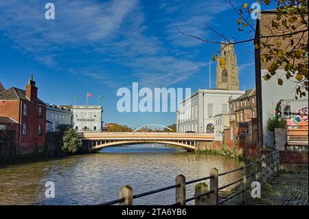 Le pont de la ville à travers la rivière Witham avec le White Hart Hotel et souche en arrière-plan dans le Lincolnshire de Boston Banque D'Images