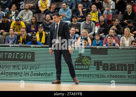 Ludwigsburg, Deutschland. 26 novembre 2023. Israël Gonzalez (Alba Berlin, Cheftrainer), GER, MHP Riesen Ludwigsburg vs ALBA Berlin, Basketball, Bundesliga, easycredit BBL, 9. Spieltag, Spielzeit 2023/2024, 26.11.2023, photo : Eibner-Pressefoto/Sascha Walther crédit : dpa/Alamy Live News Banque D'Images