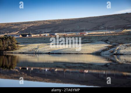 West Yorkshire, Royaume-Uni. 29 novembre 2023. UK Météo. Gel épais sur le côté de la M62 dans le West Yorkshire près du point culminant de l'autoroute au réservoir Booth Wood. Une vague de froid devrait apporter des conditions glaciales dans tout le Royaume-Uni. La M62 est une autoroute trans-Pennine de 107 miles (172 km) de long dans le nord de l'Angleterre, reliant Liverpool et Hull via Manchester, Bradford, Leeds et Wakefield Credit : Windmill Images/Alamy Live News Banque D'Images