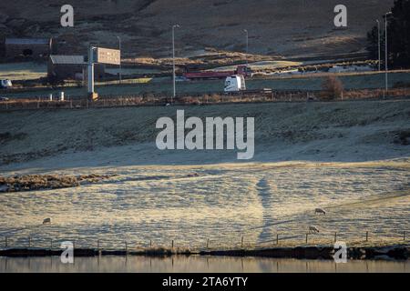 West Yorkshire, Royaume-Uni. 29 novembre 2023. UK Météo. Gel épais sur le côté de la M62 dans le West Yorkshire près du point culminant de l'autoroute au réservoir Booth Wood. Une vague de froid devrait apporter des conditions glaciales dans tout le Royaume-Uni. La M62 est une autoroute trans-Pennine de 107 miles (172 km) de long dans le nord de l'Angleterre, reliant Liverpool et Hull via Manchester, Bradford, Leeds et Wakefield Credit : Windmill Images/Alamy Live News Banque D'Images