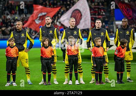 Milan, Italie. 28 novembre 2023. Les joueurs du Borussia Dortmund s'alignent pour le match de l'UEFA Champions League entre l'AC Milan et le Borussia Dortmund à San Siro à Milan. (Crédit photo : Gonzales photo/Alamy Live News Banque D'Images