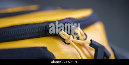 Fermeture à glissière avec cordes sur sac à dos jaune Banque D'Images