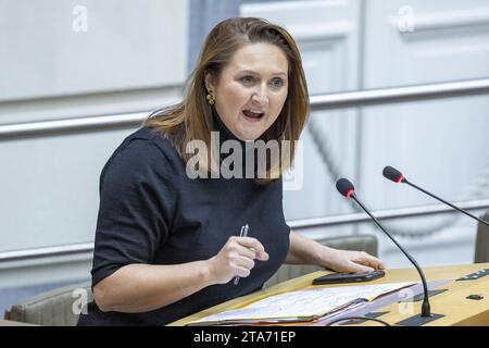 Bruxelles, Belgique. 29 novembre 2023. Gwendolyn Rutten, ministre flamande de la politique intérieure et du vivre ensemble, photographiée lors d'une session plénière du Parlement flamand à Bruxelles, mercredi 29 novembre 2023. BELGA PHOTO NICOLAS MAETERLINCK crédit : Belga News Agency/Alamy Live News Banque D'Images