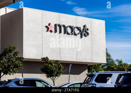 Santa Barbara, États-Unis. 27 novembre 2023. Macy's grand magasin à la Cumbra Plaza, Santa Barbara, CA le 27 novembre 2023. (Photo de Rod Rolle/Sipa USA) crédit : SIPA USA/Alamy Live News Banque D'Images