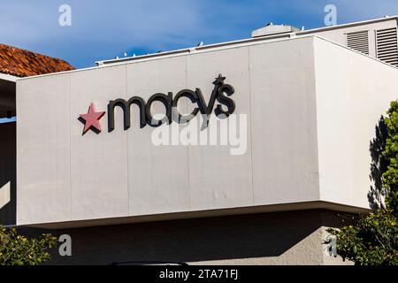 Santa Barbara, États-Unis. 27 novembre 2023. Macy's grand magasin à la Cumbra Plaza, Santa Barbara, CA le 27 novembre 2023. (Photo de Rod Rolle/Sipa USA) crédit : SIPA USA/Alamy Live News Banque D'Images