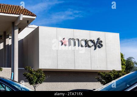 Santa Barbara, États-Unis. 27 novembre 2023. Macy's grand magasin à la Cumbra Plaza, Santa Barbara, CA le 27 novembre 2023. (Photo de Rod Rolle/Sipa USA) crédit : SIPA USA/Alamy Live News Banque D'Images