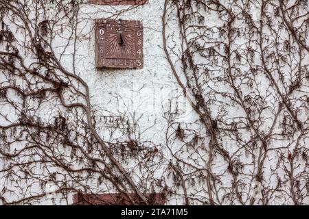 Cadran solaire à l'ancienne muraille de grange, château de Katlenburg, Katlenburg-Lindau, district de Northeim, Basse-Saxe, Allemagne Banque D'Images