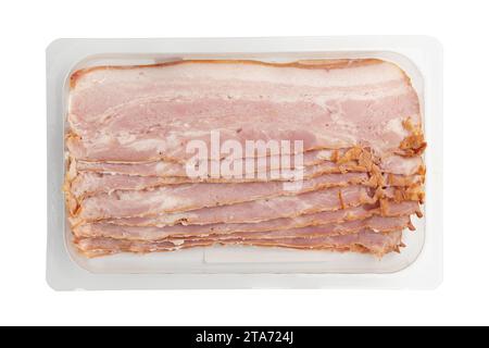 bacon fumé cru isolé, tranches de poitrine striées, bacon frais en tranches fines dans un emballage en plastique sur fond blanc Banque D'Images