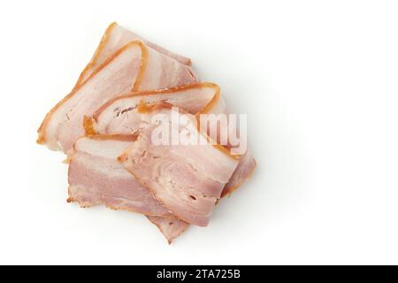 morceaux de bacon fumé cru isolés, tranches de poitrine striées, bacon frais en tranches minces sur fond blanc Banque D'Images