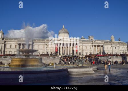 Londres, Royaume-Uni. 28 novembre 2023. La National Gallery à Trafalgar Square, vue extérieure de jour. Banque D'Images