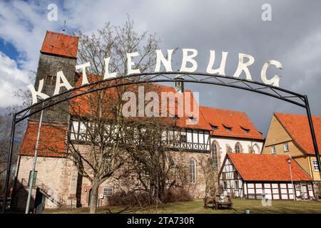 Château de Katlenburg, St. Église Johannes, Katlenburg-Lindau, district de Northeim, Basse-Saxe, Allemagne Banque D'Images