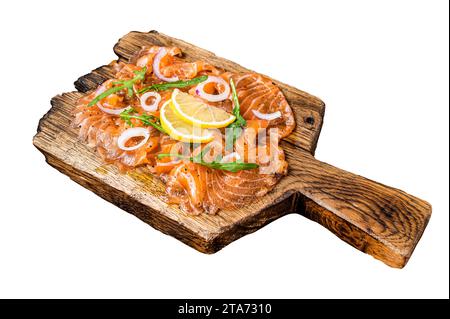 Délicieuses tranches de carpaccio de saumon avec oignon et roquette sur une planche de bois. Isolé, fond blanc Banque D'Images