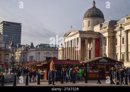 Londres, Royaume-Uni. 29 novembre 2023. Étals du marché de Noël à l'extérieur de la National Gallery à Trafalgar Square. Crédit : Vuk Valcic/Alamy Banque D'Images