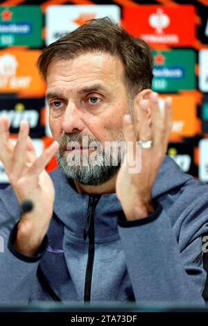 29 novembre 2023 ; Anfield et AXA Training Centre, Liverpool, Merseyside, Angleterre ; Conférence de presse et session d'entraînement avant le match de la phase de groupes de l'UEFA Europa League entre Liverpool et LASK à Liverpool, Angleterre. Jurgen Klopp, Manager de Liverpool, s'adressant aux médias Banque D'Images