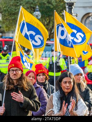 Londres, Royaume-Uni. 29 novembre 2023. La Palestine proteste par des membres du syndicat PCS, appelant à un cessez-le-feu permanent maintenant, alors que la pause temporaire dans les combats continue de tenir. La population continue de réagir à la dernière flambée de violence et à la réponse israélienne à Gaza. La manifestation était organisée par Stop the war et le syndicat PCS. Crédit : Guy Bell/Alamy Live News Banque D'Images