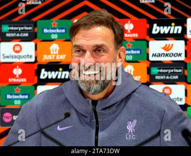 29 novembre 2023 ; Anfield et AXA Training Centre, Liverpool, Merseyside, Angleterre ; Conférence de presse et session d'entraînement avant le match de la phase de groupes de l'UEFA Europa League entre Liverpool et LASK à Liverpool, Angleterre. Jurgen Klopp, Manager de Liverpool, s'adressant aux médias Banque D'Images