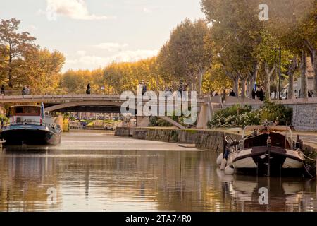 le centre-ville de Narbonne, le canal de la Robine, la cathédrale et le passage de l’ancre, le marché local Banque D'Images