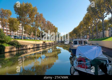 le centre-ville de Narbonne, le canal de la Robine, la cathédrale et le passage de l’ancre, le marché local Banque D'Images