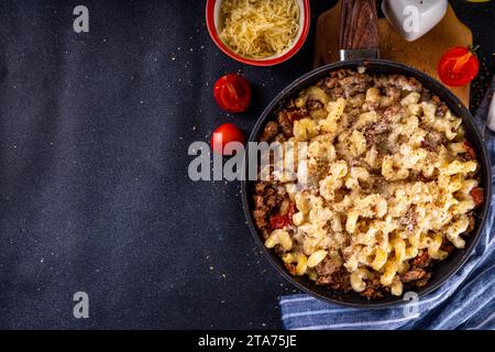 Un poêlon cheeseburger mac et fromage sur poêle, avec des pâtes macaroni, beaucoup de fromage, sauce béchamel, viande de bœuf hachée et légumes, savoureux am Banque D'Images