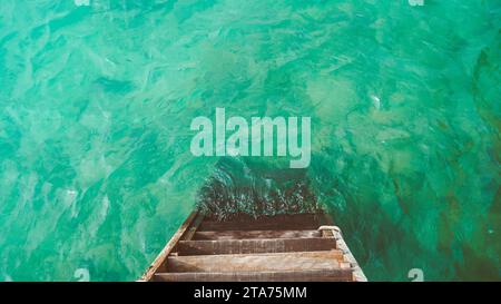 Escalier en métal à l'eau turquoise claire d'une mer pour la baignade. Vacances d'été dans une station exotique. Jetée avec escalier menant à la mer. Banque D'Images