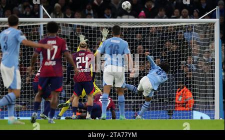 Etihad Stadium, Manchester, Royaume-Uni. 28 novembre 2023. Ligue des Champions football, phase de groupes, Manchester City contre RB Leipzig ; Rico Lewis de Manchester City tire haut du 4e RB Leipzig Crossbar crédit : action plus Sports/Alamy Live News Banque D'Images