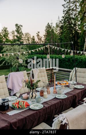 Patio décoré avec nourriture et boissons disposées sur la table Banque D'Images