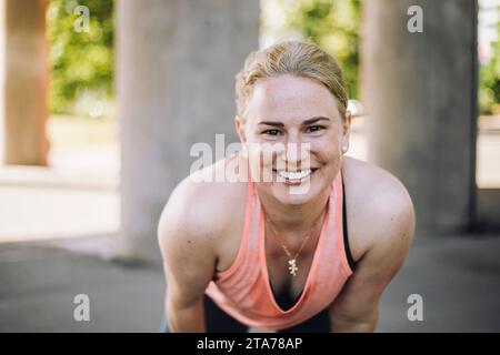 Portrait de femme blonde mûre souriante Banque D'Images