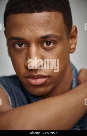 portrait d'homme afro-américain élégant en tenue de denim regardant la caméra, concept de mode Banque D'Images