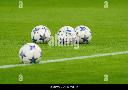 Hambourg, Deutschland. 28 novembre 2023. Adidas Spielbaelle GER, Schachtar Donezk vs. Royal Antwerpen FC, Fussball, Champions League, Gruppe H, Spieltag 5, saison 2023/2024, 28.11.2023 photo : Eibner-Pressefoto/Marcel von Fehrn crédit : dpa/Alamy Live News Banque D'Images