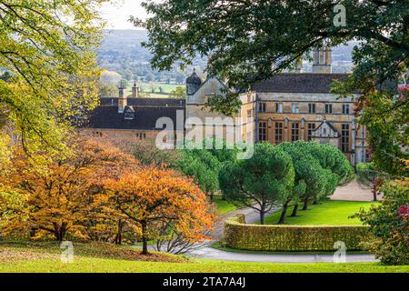 Fin du 19e siècle Batsford Park Manor House et couleurs d'automne à Batsford Arboretum, Batsford, Moreton in Marsh, Gloucestershire, Angleterre Royaume-Uni Banque D'Images