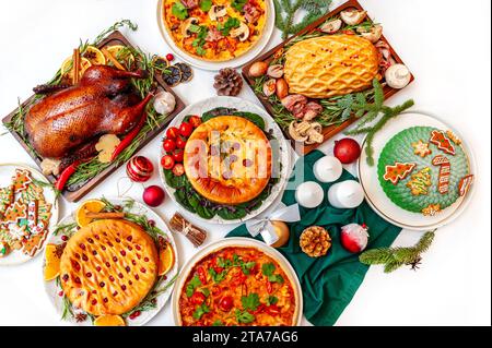 En-cas assortis sur une table de Noël ou du nouvel an. Belle restauration. Photo de haute qualité Banque D'Images