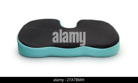 Coussins de siège ergonomiques modernes en mousse à mémoire de forme isolés sur du blanc. Banque D'Images