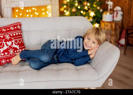 Grand-mère et enfant à la maison à noël, la lecture, l'écriture de la lettre, la cuisson, profiter des vacances de Noël Banque D'Images