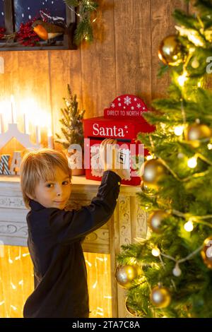 Grand-mère et enfant à la maison à noël, la lecture, l'écriture de la lettre, la cuisson, profiter des vacances de Noël Banque D'Images