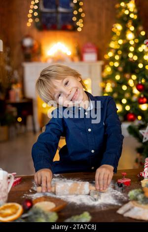 Grand-mère et enfant à la maison à noël, la lecture, l'écriture de la lettre, la cuisson, profiter des vacances de Noël Banque D'Images