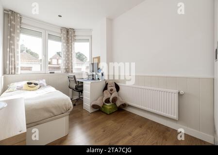 Une chambre de jeunesse décorée de meubles blancs, Banque D'Images