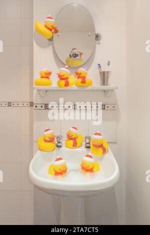 Jouets de canard en caoutchouc en plastique dans l'évier de salle de bain. Banque D'Images