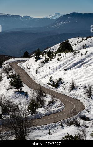 Paysage d'hiver avec route sinueuse en Épire, Grèce Banque D'Images