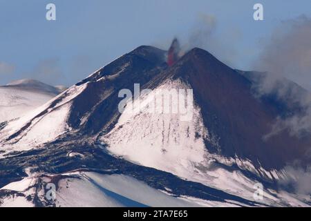 Catane, Italie. 29 novembre 2023. Catane - Catane. L’activité éruptive du volcan Etna se poursuit. ce qui continue inlassablement une éruption intermittente. La direction des cendres est vers Giarre et les villes voisines. Cette photo a été prise de Catania usage éditorial Only Credit : Independent photo Agency/Alamy Live News Banque D'Images