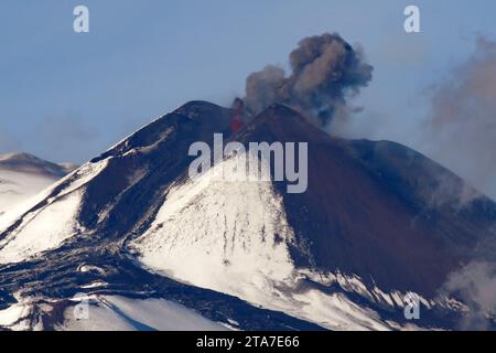 Catane, Italie. 29 novembre 2023. Catane - Catane. L’activité éruptive du volcan Etna se poursuit. ce qui continue inlassablement une éruption intermittente. La direction des cendres est vers Giarre et les villes voisines. Cette photo a été prise de Catania usage éditorial Only Credit : Independent photo Agency/Alamy Live News Banque D'Images