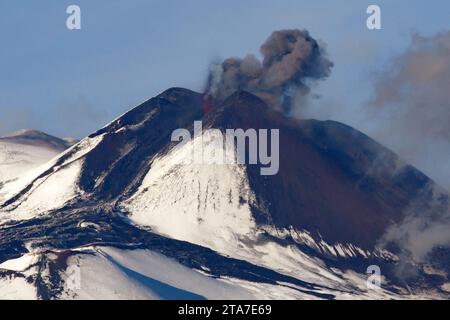 Catane, Italie. 29 novembre 2023. Catane - Catane. L’activité éruptive du volcan Etna se poursuit. ce qui continue inlassablement une éruption intermittente. La direction des cendres est vers Giarre et les villes voisines. Cette photo a été prise de Catania usage éditorial Only Credit : Independent photo Agency/Alamy Live News Banque D'Images