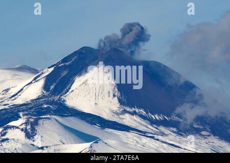 Catane, Italie. 29 novembre 2023. Catane - Catane. L’activité éruptive du volcan Etna se poursuit. ce qui continue inlassablement une éruption intermittente. La direction des cendres est vers Giarre et les villes voisines. Cette photo a été prise de Catania usage éditorial Only Credit : Independent photo Agency/Alamy Live News Banque D'Images