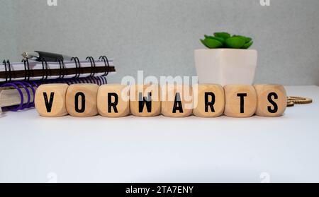 Lettre de l'alphabet avec le mot vers l'avant dans un rack de couleur rouge sur fond de bois Banque D'Images