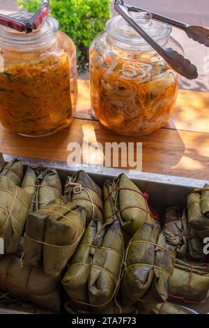 Tamales et bocaux en verre avec des légumes dans un étal de marché au Costa Rica Banque D'Images