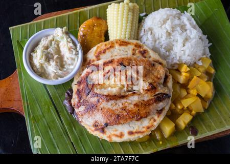 Casado, un plat typique de poulet avec du riz, servi sur une feuille de bananier dans un restaurant au Costa Rica Banque D'Images