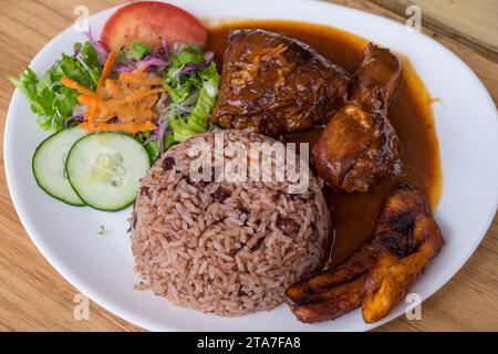 Casado, un plat typique de poulet avec du riz dans un restaurant costaricien Banque D'Images