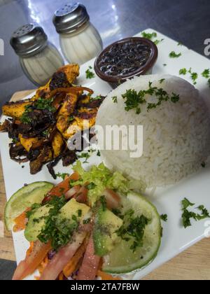 Casado, un plat typique du Costa Rica avec poulet, riz et salade Banque D'Images