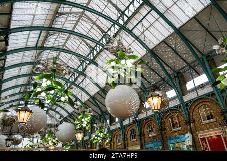 Londres, Royaume-Uni - 4 janvier 2023 : marché de Covent Garden à Noël. Un marché couvert emblématique dans le centre de Londres. Le hall principal est décoré pour Noël W. Banque D'Images