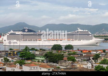 Ville de Santos, Brésil. Navire de croisière MSC Magnifica quittant le port de Santos par le canal d'eau. Vue aérienne du quartier de l'estuaire. Banque D'Images